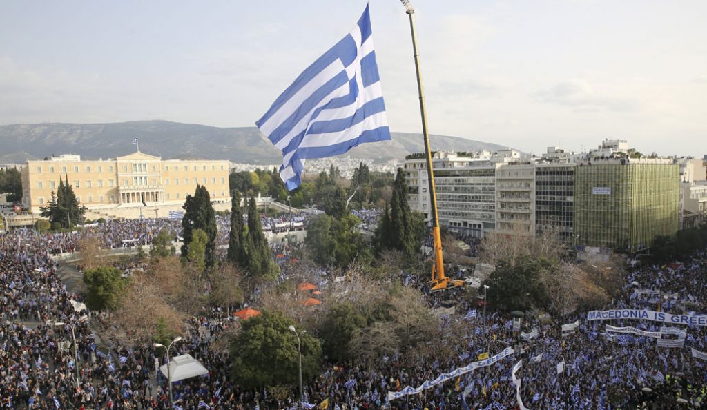 LIVE – Συλλαλητήριο για τη Μακεδονία: Πλήθος κόσμου στο Σύνταγμα – Επεισόδια σε Προπύλαια και Εξάρχεια (pics)