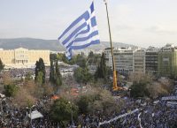 LIVE – Συλλαλητήριο για τη Μακεδονία: Πλήθος κόσμου στο Σύνταγμα – Επεισόδια σε Προπύλαια και Εξάρχεια (pics)