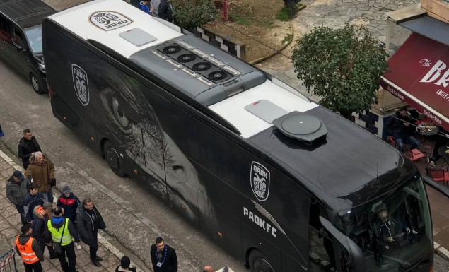 Χαμός με τον κόσμο του ΠΑΟΚ πριν την έναρξη του αγώνα