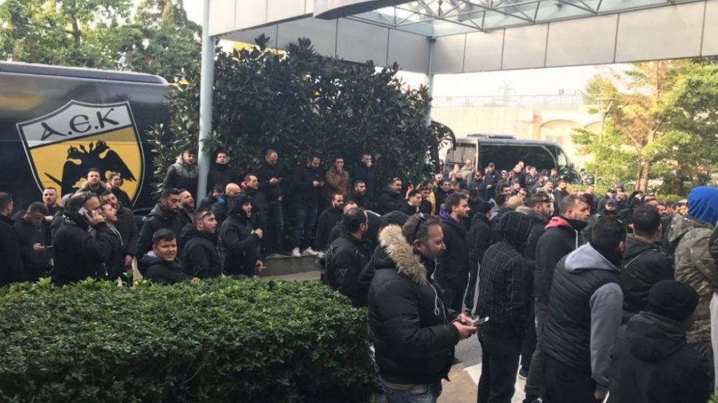 Οπαδοί στο ξενοδοχείο της ΑΕΚ