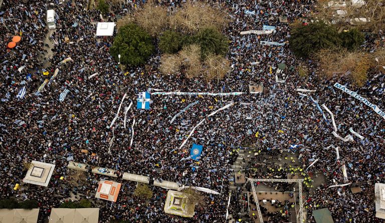 Συλλαλητήριο για τη Μακεδονία: Πλάνα από τη συγκέντρωση στην πλατεία Συντάγματος (vid)