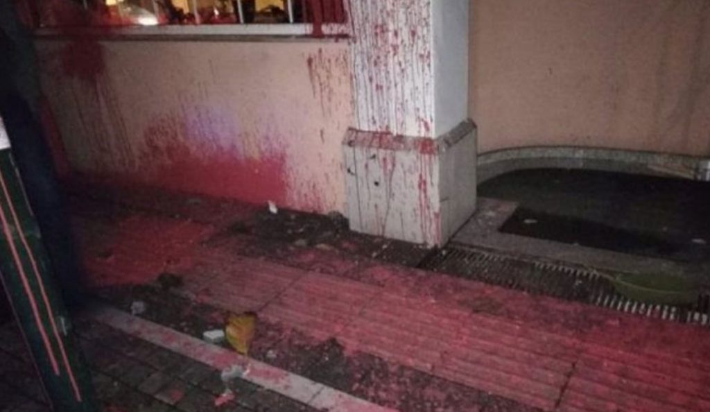 Πάτρα: Επίθεση αντιεξουσιαστών στο ξενοδοχείο όπου θα μιλήσει ο Άδωνις Γεωργιάδης (pics)