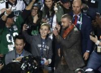 Super Bowl: Ο πιτσιρικάς που κάνει τον γύρο του κόσμου επειδή το κινητό του… δεν δούλευε (pics&vids)