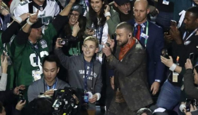 Super Bowl: Ο πιτσιρικάς που κάνει τον γύρο του κόσμου επειδή το κινητό του… δεν δούλευε (pics&vids)