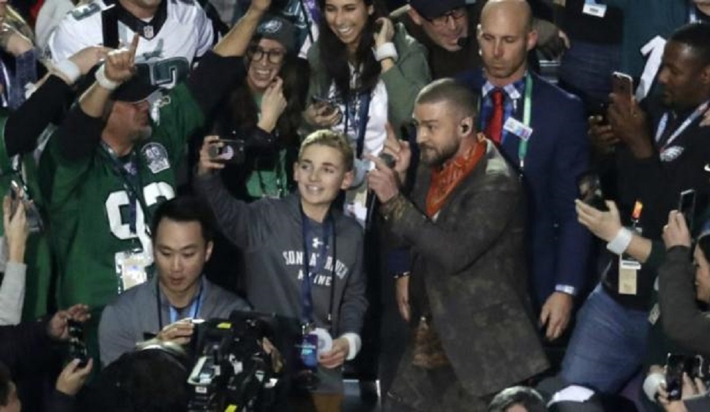 Super Bowl: Ο πιτσιρικάς που κάνει τον γύρο του κόσμου επειδή το κινητό του… δεν δούλευε (pics&vids)