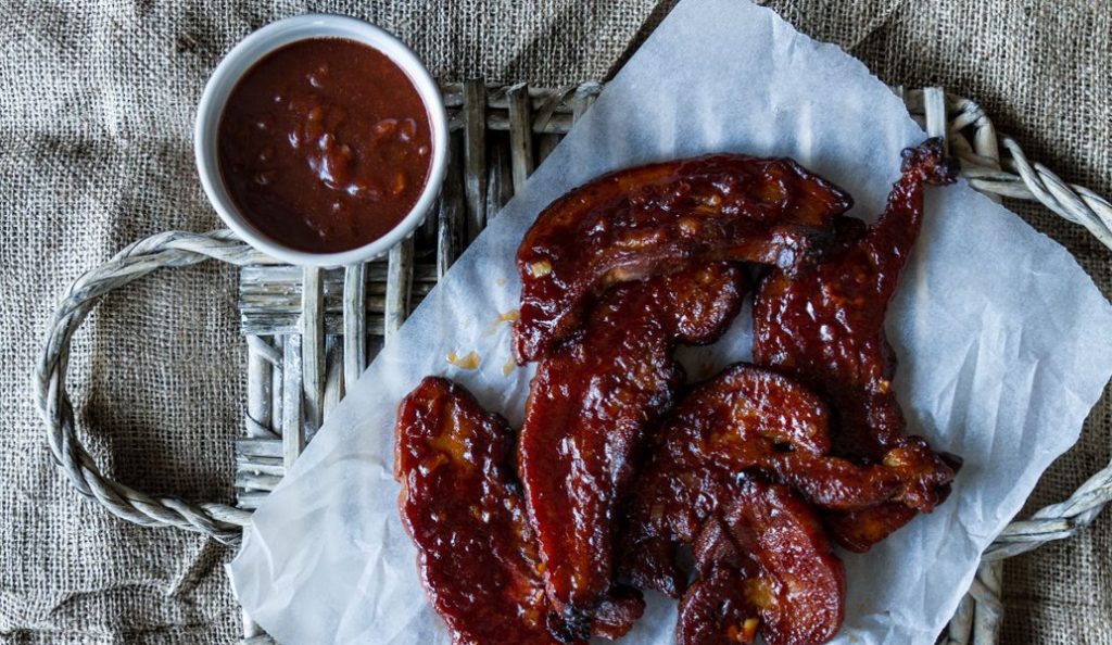 Μπριζόλες χοιρινές με σπιτική σάλτσα BBQ