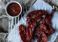 Μπριζόλες χοιρινές με σπιτική σάλτσα BBQ