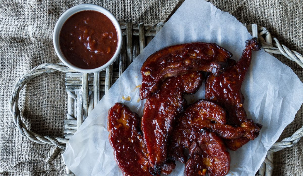 Μπριζόλες χοιρινές με σπιτική σάλτσα BBQ