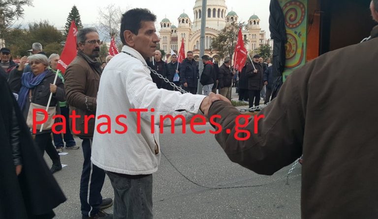 Πάτρα: Διαδηλωτές αλυσοδέθηκαν για να «υποδεχτούν» τον Αλέξη Τσίπρα (pics & vid)