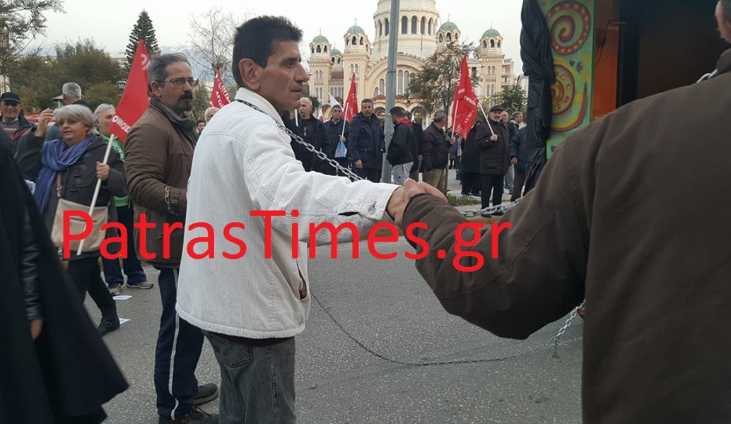 Πάτρα: Διαδηλωτές αλυσοδέθηκαν για να «υποδεχτούν» τον Αλέξη Τσίπρα (pics & vid)