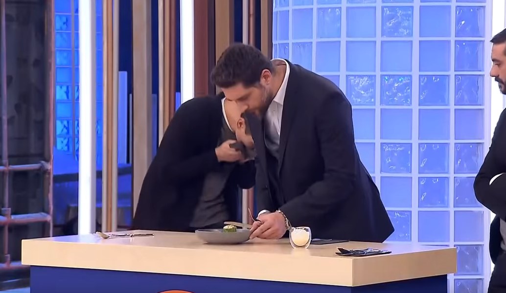 Master Chef 2: Κοντιζάς και Κουτσόπουλος έφτυσαν φαγητό διαγωνιζόμενου (vid)