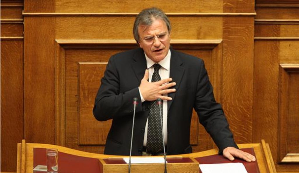 Βουλή: Έπιασαν τον πρώην βουλευτή ΠΑΣΟΚ και πρόεδρο του ΕΟΦ, Δημήτρη Λιντζέρη να φωτογραφίζει τη δικογραφία Novartis