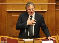 Βουλή: Έπιασαν τον πρώην βουλευτή ΠΑΣΟΚ και πρόεδρο του ΕΟΦ, Δημήτρη Λιντζέρη να φωτογραφίζει τη δικογραφία Novartis