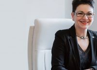 Σκάνδαλο Novartis: Τι απαντά η σύζυγος του Γιάννη Στουρνάρα