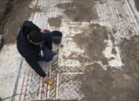Ισραήλ: Ανακαλύφθηκε σπάνια αρχαία ελληνική επιγραφή και πολύχρωμο ψηφιδωτό 1.800 χρόνων