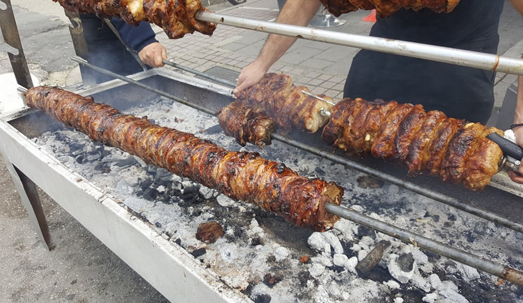 Τσικνοπέμπτη στην Πάτρα: Απέραντη ψησταριά η πόλη (vid)