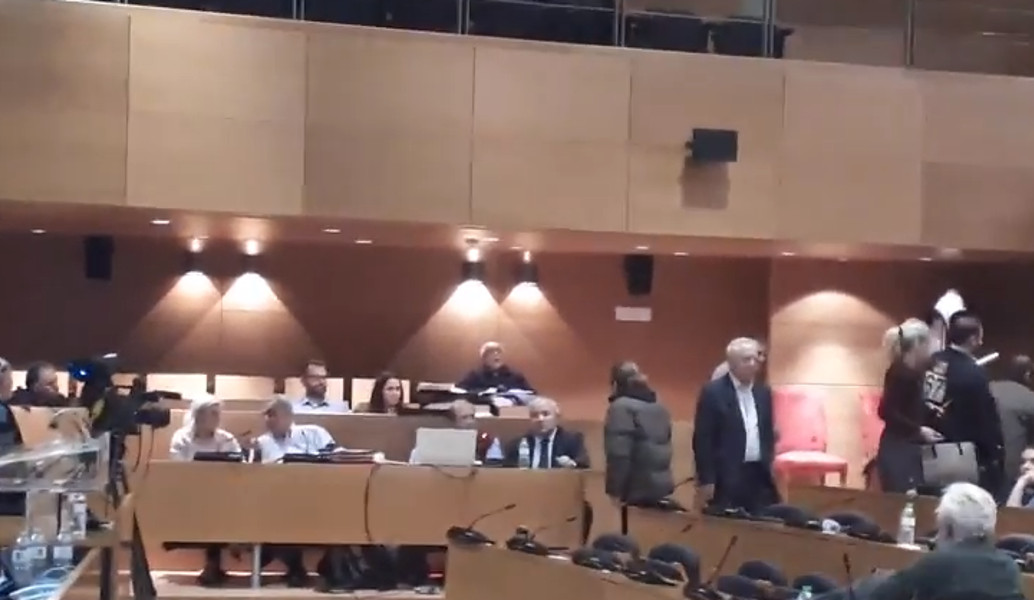 Θεσσαλονίκη: Ένταση στο δημοτικό συμβούλιο μεταξύ μικρομετόχων του ΟΑΣΘ και του Στέλιου Παππά (vid)