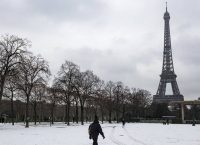 Πύργος του Άιφελ: Κλειστός και το Σάββατο λόγω του χιονιά (vid)