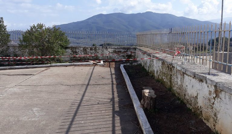 Μεσολόγγι: Επικίνδυνη “παγίδα” το προαύλιο δημοτικού σχολείου (pics)