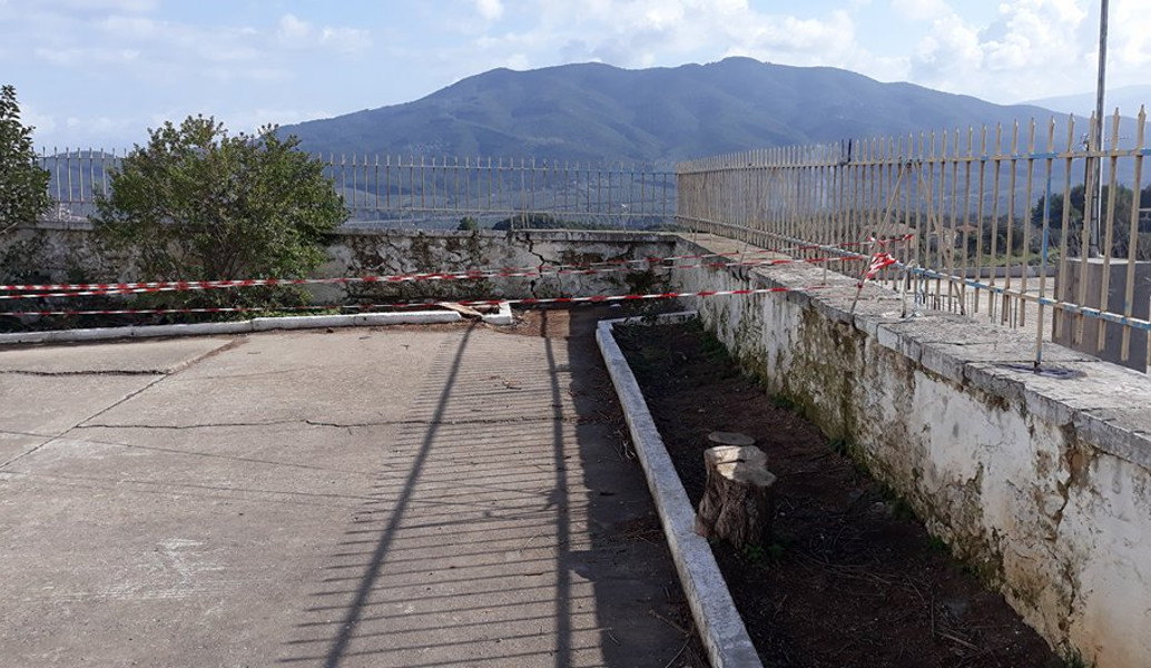 Μεσολόγγι: Επικίνδυνη “παγίδα” το προαύλιο δημοτικού σχολείου (pics)