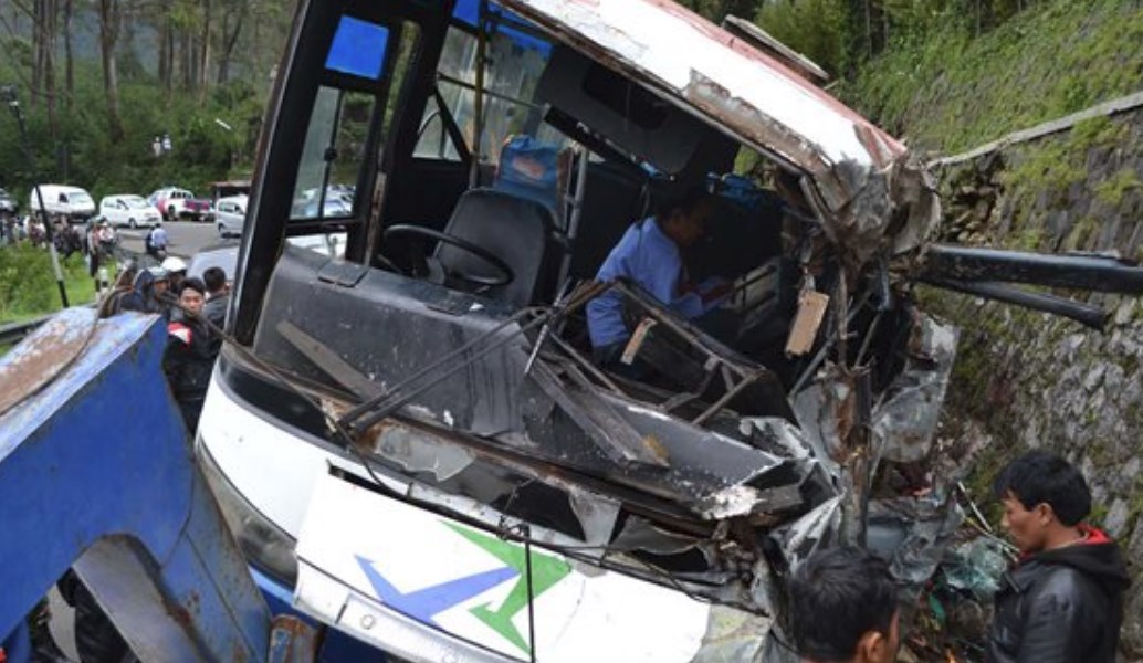 Ινδονησία: Τουλάχιστον 27 νεκροί από τη συντριβή τουριστικού λεωφορείου