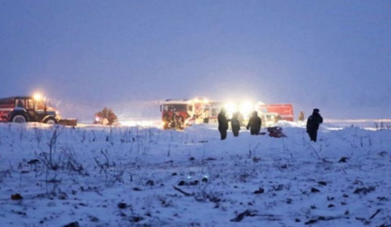 Αεροπορική τραγωδία στη Μόσχα: Πέπλο μυστηρίου για τα αίτια της συντριβής με τους 71 νεκρούς – Τα τραγικά πρόσωπα (pics & vid)