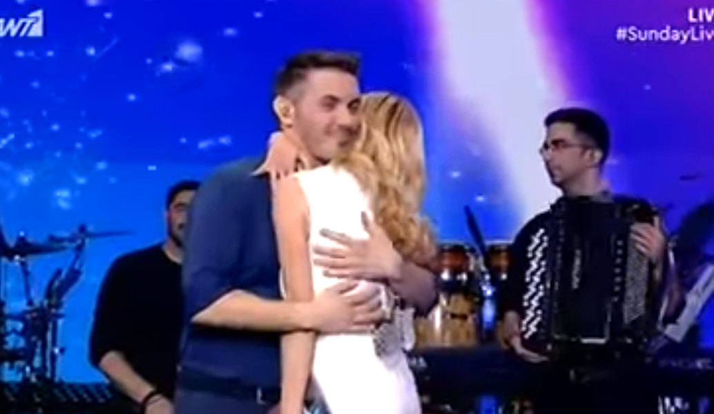 Ζέτα Μακρυπούλια – Μιχάλης Χατζηγιάννης: Η αγκαλιά στο πλατό του Sunday Live (vid)