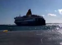 Blue Star Delos: Μάχη του καπετάνιου με τα κύματα στο λιμάνι της Τήνου (vid)