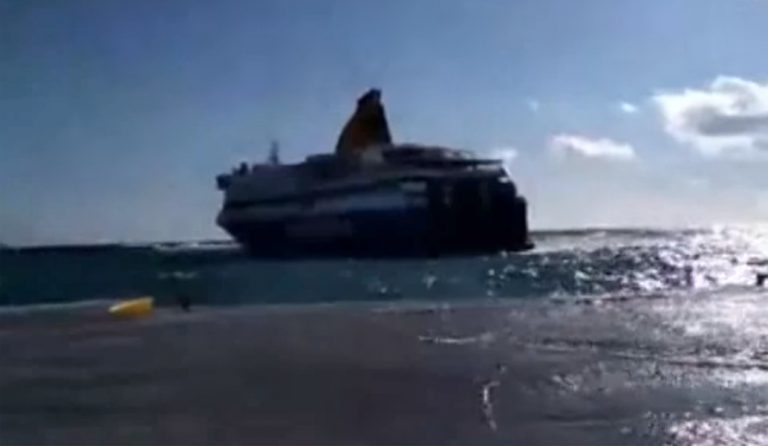 Blue Star Delos: Μάχη του καπετάνιου με τα κύματα στο λιμάνι της Τήνου (vid)