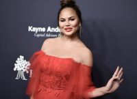 Κρίσι Τέιγκεν: Μαγειρεύει τόπλες σε προχωρημένη εγκυμοσύνη (pic)