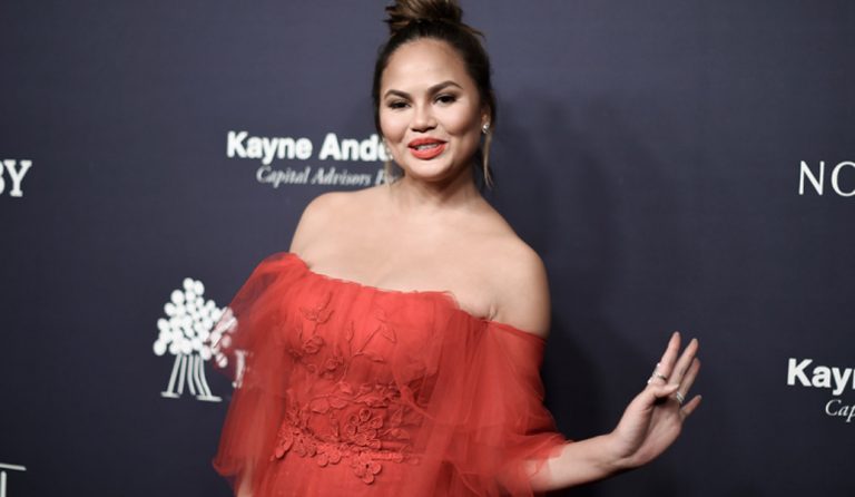 Κρίσι Τέιγκεν: Μαγειρεύει τόπλες σε προχωρημένη εγκυμοσύνη (pic)