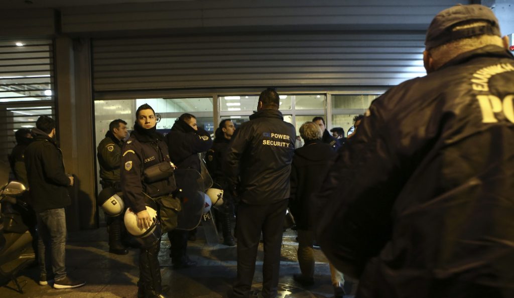 (UPD) Ρουβίκωνας: Εισβολή σε εκδήλωση της νεολαίας ΣΥΡΙΖΑ – Προσήχθησαν μέλη της συλλογικότητας (pics)