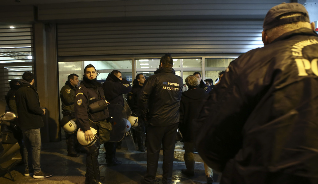 (UPD) Ρουβίκωνας: Εισβολή σε εκδήλωση της νεολαίας ΣΥΡΙΖΑ – Προσήχθησαν μέλη της συλλογικότητας (pics)