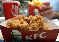 Φοιτητής έτρωγε τσάμπα στα KFC για ένα χρόνο λέγοντας ότι τον είχαν στείλει για να τσεκάρει την ποιότητα (pics)