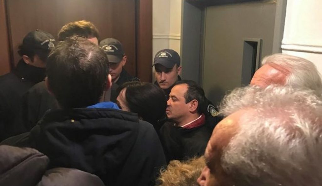 Ένταση και προσαγωγές μελών του “Δεν Πληρώνω” σε συμβολαιογραφικό γραφείο