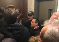 Ένταση και προσαγωγές μελών του “Δεν Πληρώνω” σε συμβολαιογραφικό γραφείο