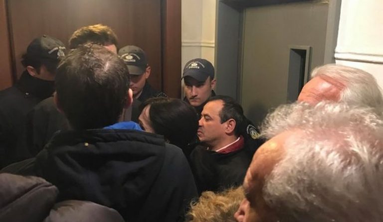 Ένταση και προσαγωγές μελών του “Δεν Πληρώνω” σε συμβολαιογραφικό γραφείο