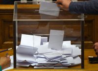 Δημοσκόπηση: Παραμένει πρώτη η ΝΔ – Ποιοι μένουν εκτός Βουλής