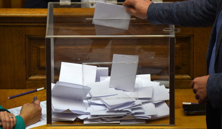 Δημοσκόπηση: Παραμένει πρώτη η ΝΔ – Ποιοι μένουν εκτός Βουλής