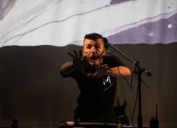 Mellonia: Τελευταίες παραστάσεις για την πρωτότυπη ιστορία κόμικ στο θέατρο “Χ’ωρος”