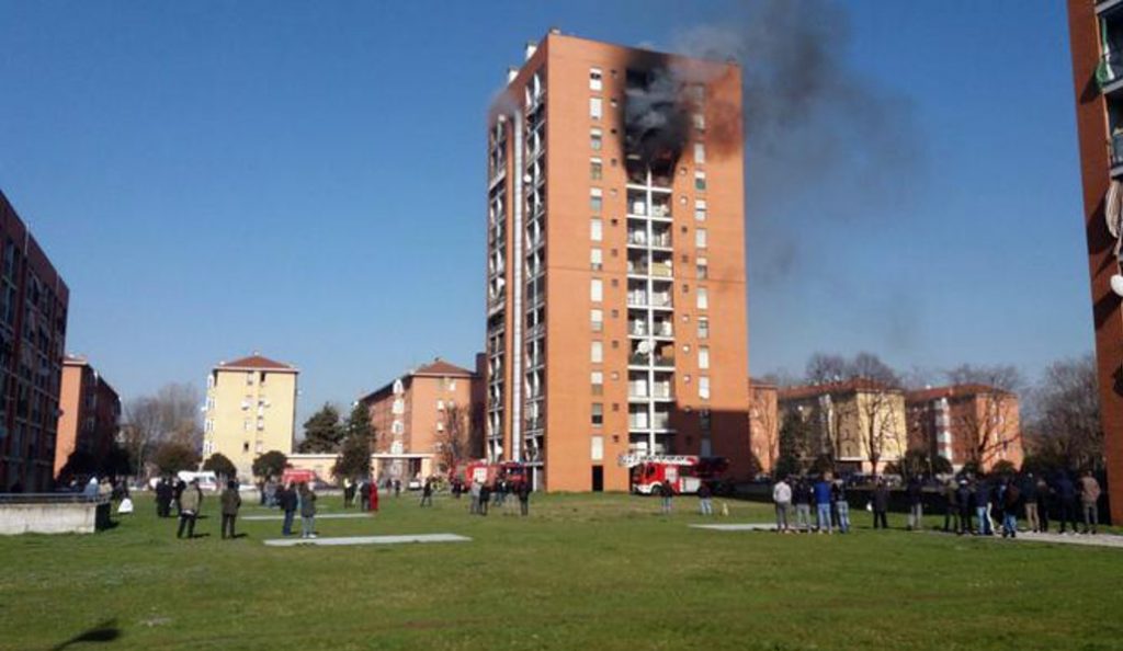 Iταλία: Φωτιά στον δέκατο όροφο πολυκατοικίας στο Μιλάνο με 7 τραυματίες (pic)
