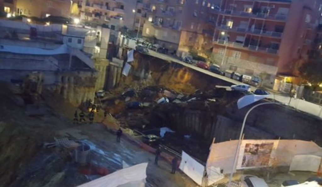 Ρώμη: Άνοιξε η γη και τους “κατάπιε” (pics)