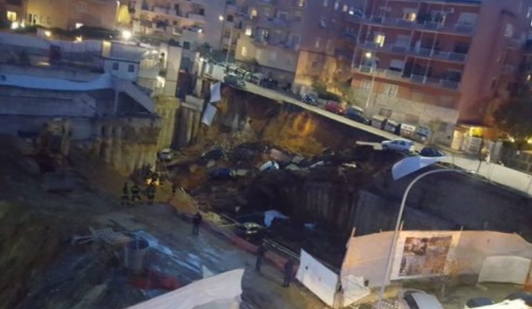 Ρώμη: Άνοιξε η γη και τους “κατάπιε” (pics)