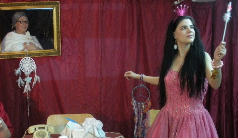 Δήμος Γλυφάδας: “Τα όνειρα της γιαγιάς Παραμυθούς” – Διδακτική παιδική παράσταση