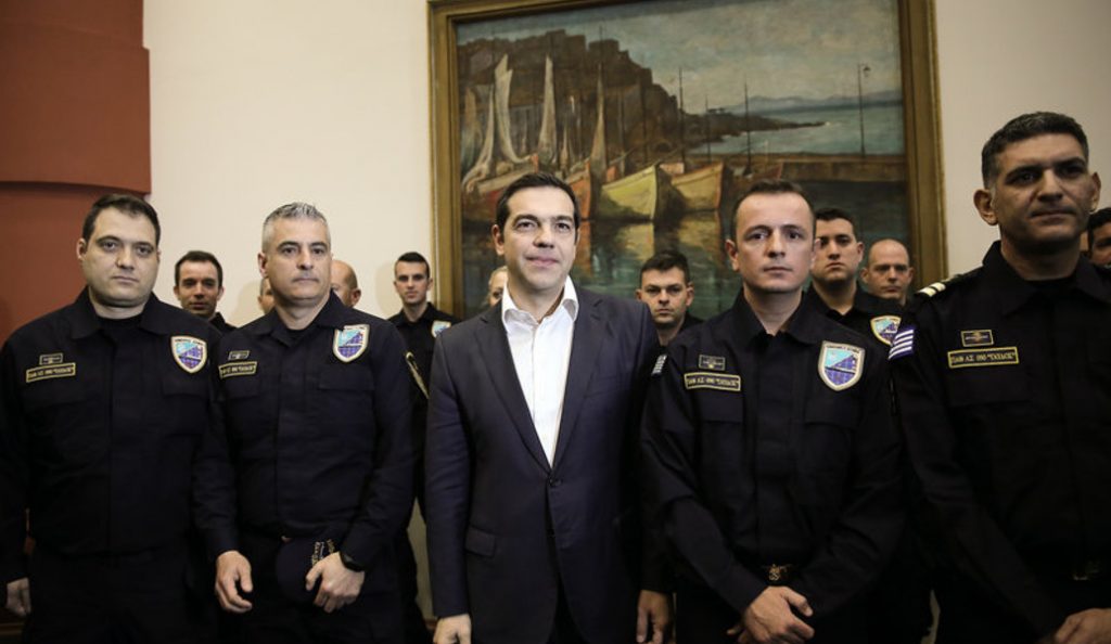 Αλέξης Τσίπρας στον κυβερνήτη του “Γαύδος”: “Επέδειξες ψυχραιμία και η ψυχραιμία είναι γενναιότητα”