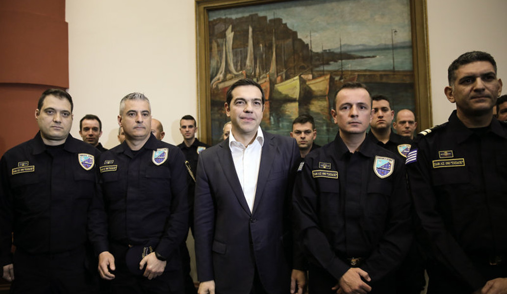 Αλέξης Τσίπρας στον κυβερνήτη του “Γαύδος”: “Επέδειξες ψυχραιμία και η ψυχραιμία είναι γενναιότητα”