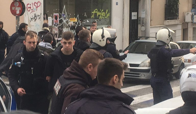 (UPD) Βίντεο από την συμπλοκή με τους Ουκρανούς στο Κολωνάκι -Ελεύθεροι οι προσαχθέντες