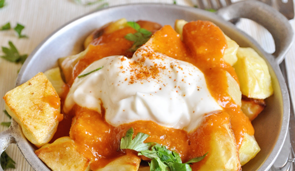 Patatas bravas: Τηγανητές πατάτες με άρωμα Ισπανίας