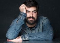 Μανώλης Κλωνάρης στο www.pagenews.gr: «Μπορείς να μην υποκύψεις στην αδράνεια όταν είσαι βουτηγμένος στη ζωή»