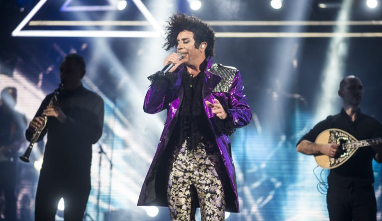 Γιώργος Μαζωνάκης: Επί σκηνής ως άλλος Prince (pic &vid)